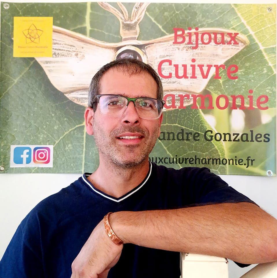 Découvrez l’atelier Bijoux Cuivre Harmonie : bijoux en cuivre et laiton faits main près de Perpignan, présents sur les salons artisanaux et du bien-être en France.