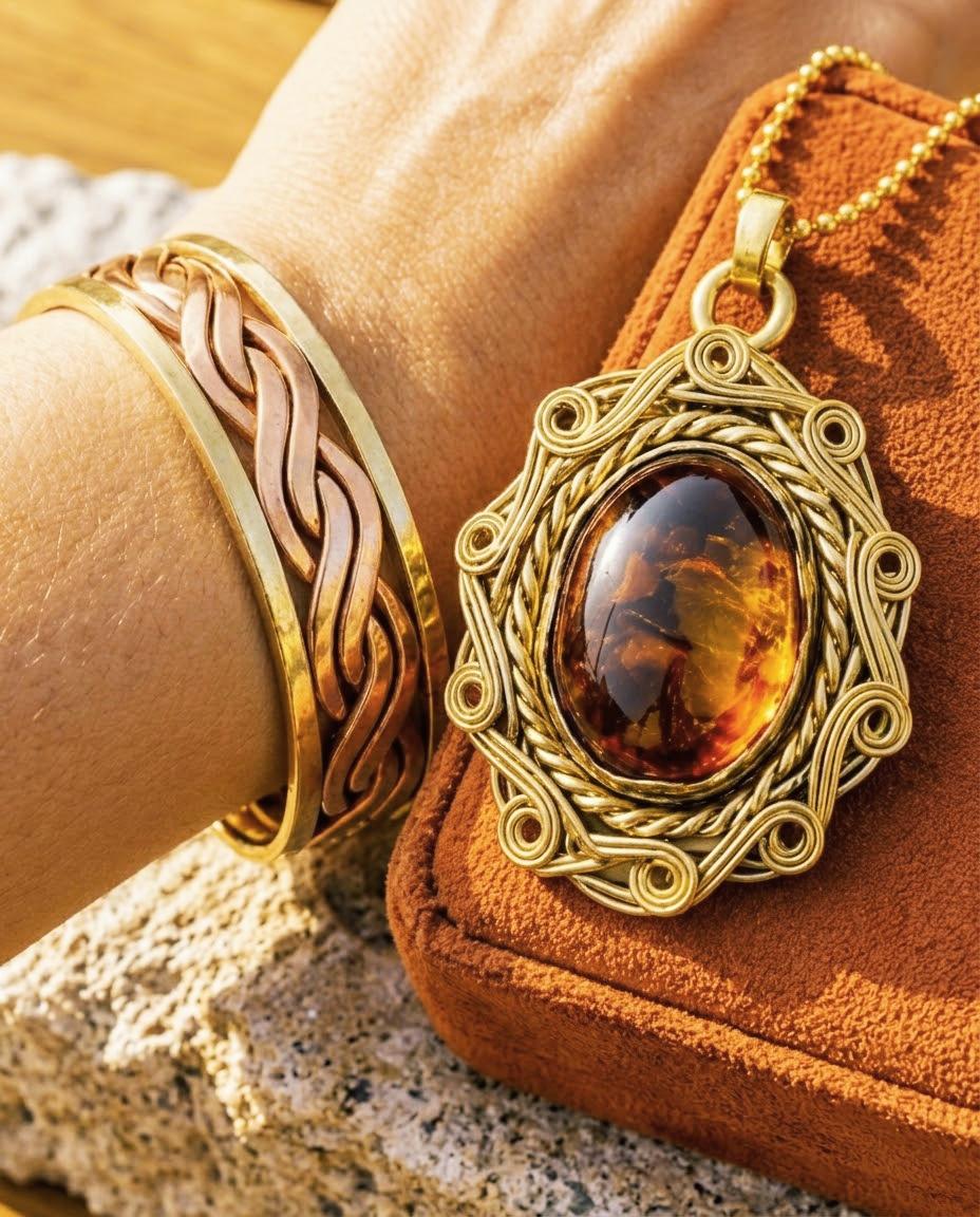 Bracelet tressé en métal et pendentif artisanal orné d'une pierre d'ambre.