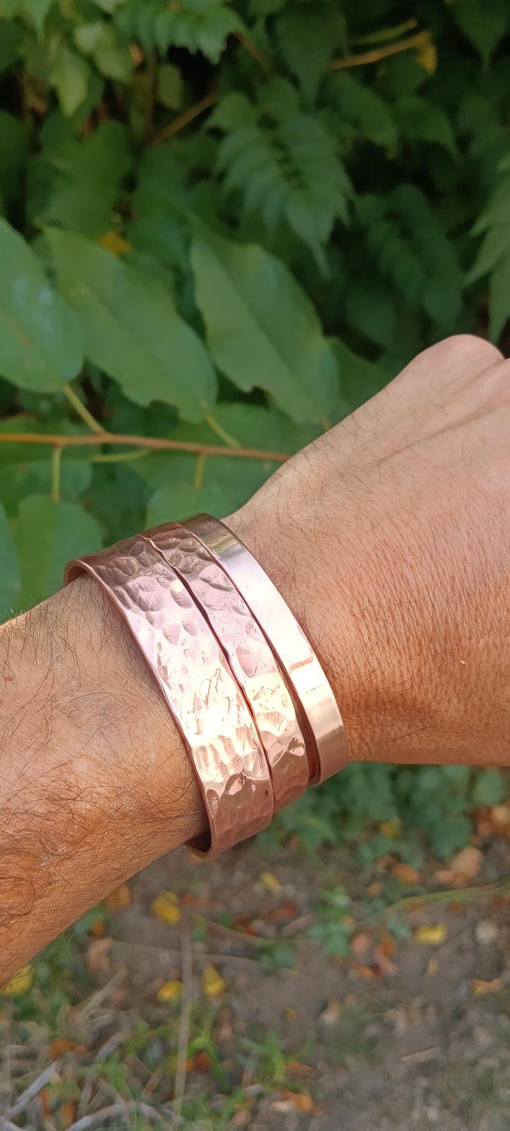 Le bracelet en cuivre ne se résume pas à un simple bijou : depuis l’Antiquité, le cuivre pur est reconnu pour ses vertus naturelles et énergétiques. Porter un bijou en cuivre, c’est à la fois un choix esthétique, symbolique et un geste de bien-être au quotidien.