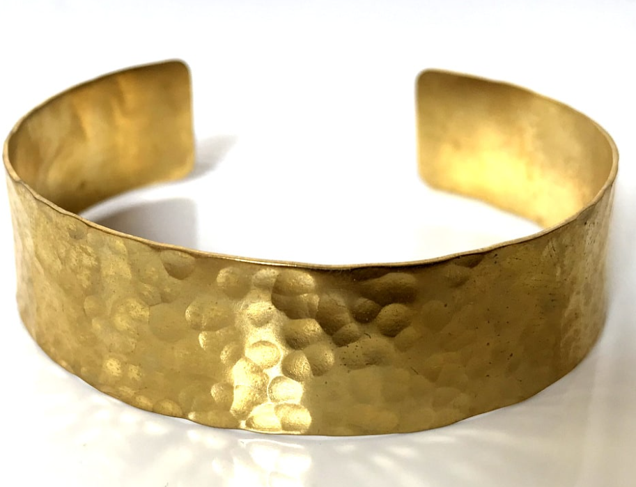 Découvrez les bienfaits du laiton, alliage de cuivre et de zinc : un métal doré, élégant et énergétique, symbole d’équilibre et de bien-être naturel.