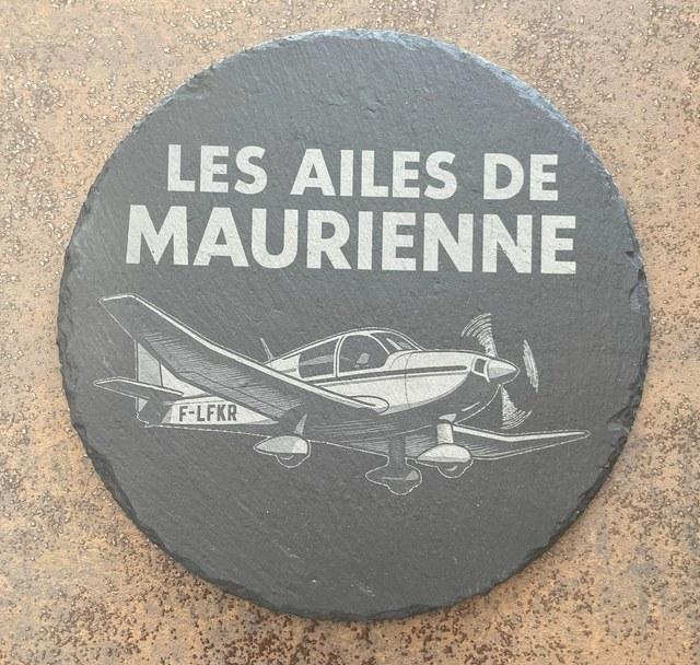 Ardoise ronde gravée Les Ailes de Maurienne avec un avion