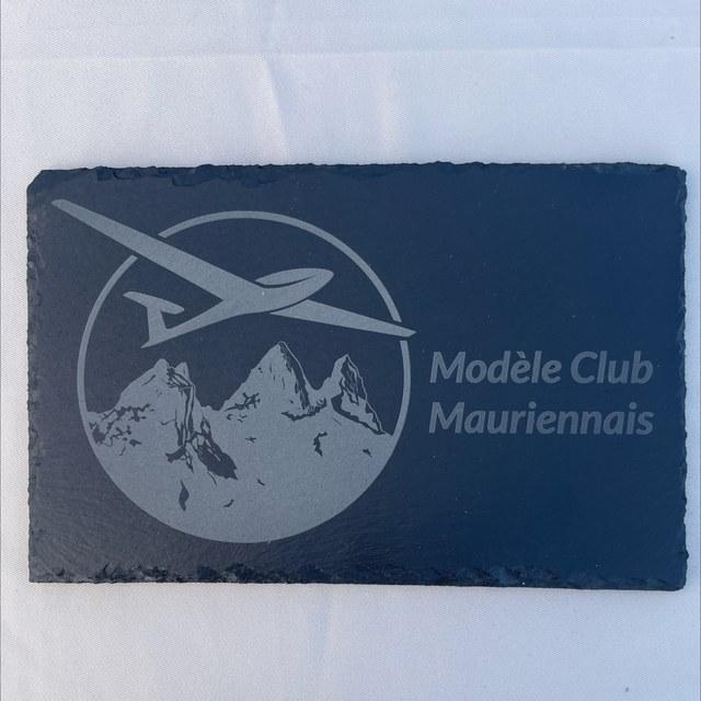 Ardoise gravée au logo du Modèle Club Mauriennais, planeur et montagnes