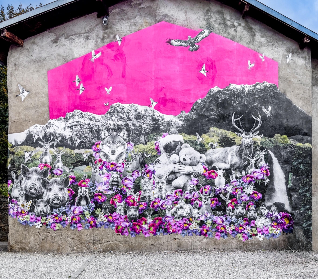 Discover the Generoso Family collection, inspired by Yuri Catania’s vibrant street art project that celebrates the rich wildlife and surreal beauty of Monte Generoso. This unique artwork captures the essence of local fauna, blending it with imaginative, dream-like elements that bring the mountain’s spirit to life. Featuring t-shirts, prints, posters, and paste-up kits, the Generoso Family collection invites art lovers and collectors to connect with Ticino’s natural wonders and surreal storytelling through exclusive, collectible designs. Perfect for nature enthusiasts, this collection is a tribute to the harmony of wildlife and artistic creativity.

Entdecken Sie die Generoso Family-Kollektion, inspiriert von Yuri Catanias lebendigem Street-Art-Projekt, das die reiche Tierwelt und die surreale Schönheit des Monte Generoso feiert. Dieses einzigartige Kunstwerk fängt das Wesen der lokalen Fauna ein und verbindet es mit fantasievollen, traumähnlichen Elementen, die den Geist des Berges zum Leben erwecken. Die Generoso Family-Kollektion mit T-Shirts, Drucken, Postern und Paste-up-Kits lädt Kunstliebhaber und Sammler ein, sich mit den Naturwundern und der surrealen Erzählkunst von Tessin zu verbinden. Perfekt für Naturfreunde, ist diese Kollektion eine Hommage an die Harmonie zwischen Tierwelt und künstlerischer Kreativität.

Scopri la collezione Generoso Family, ispirata al vivace progetto di street art di Yuri Catania che celebra la ricca fauna e la bellezza surreale del Monte Generoso. Questa opera d’arte unica cattura l’essenza della fauna locale, fondendola con elementi immaginativi e onirici che danno vita allo spirito della montagna. La collezione Generoso Family, composta da t-shirt, stampe, poster e kit di paste-up, invita amanti dell’arte e collezionisti a connettersi con le meraviglie naturali del Ticino e il racconto surreale, attraverso design esclusivi e da collezione. Perfetta per gli amanti della natura, questa collezione è un tributo all’armonia tra fauna selvatica e creatività artistica.

Découvrez la collection Generoso Family, inspirée par le projet de street art vibrant de Yuri Catania, qui célèbre la faune riche et la beauté surréaliste du Monte Generoso. Cette œuvre unique capture l’essence de la faune locale en la fusionnant avec des éléments imaginatifs et oniriques qui donnent vie à l’esprit de la montagne. La collection Generoso Family propose des t-shirts, tirages, affiches et kits de paste-up, invitant les amateurs d’art et les collectionneurs à se connecter aux merveilles naturelles du Tessin et à une narration surréaliste à travers des créations exclusives et de collection. Parfaite pour les passionnés de nature, cette collection est un hommage à l’harmonie entre la faune et la créativité artistique.


