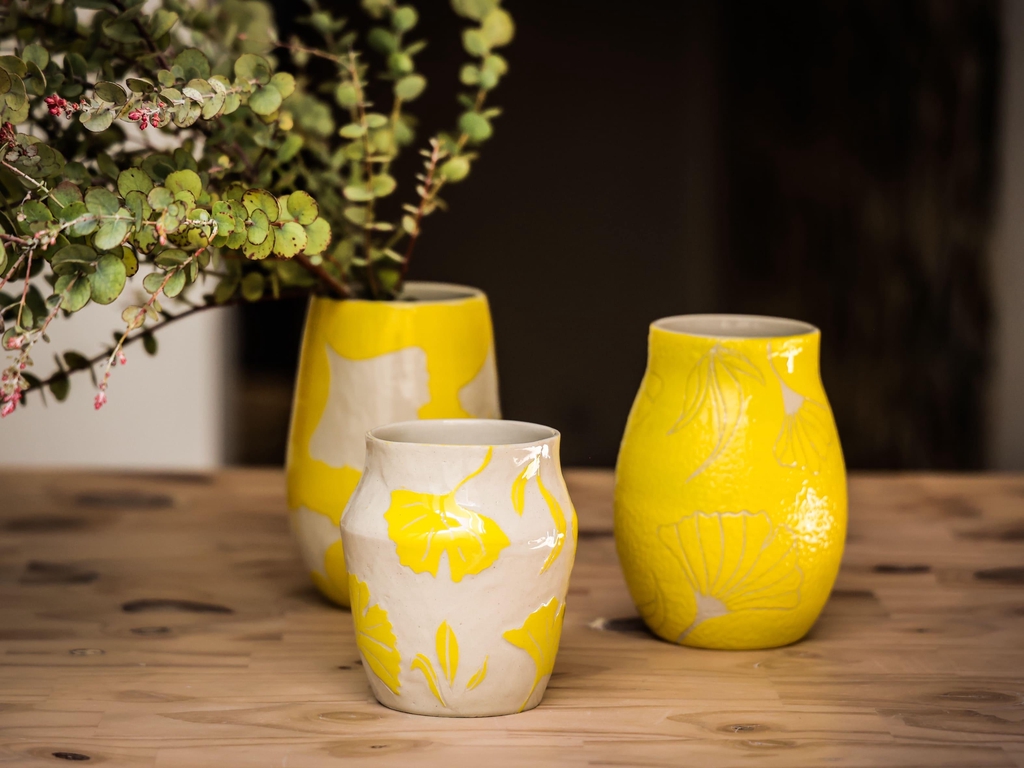 Vases en céramique jaune soleil