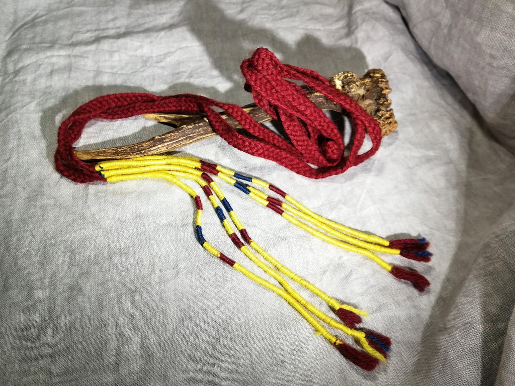 Ceinture historique tissu âge du fer finlandais teinture naturelle garance gaude indigo