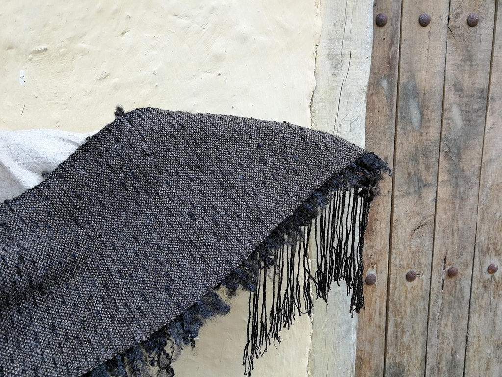 Vararfeldur ou tissage à mèche, reproduction de textile historique scandinave, celte, gaulois, filé main et tissé main, coté envers