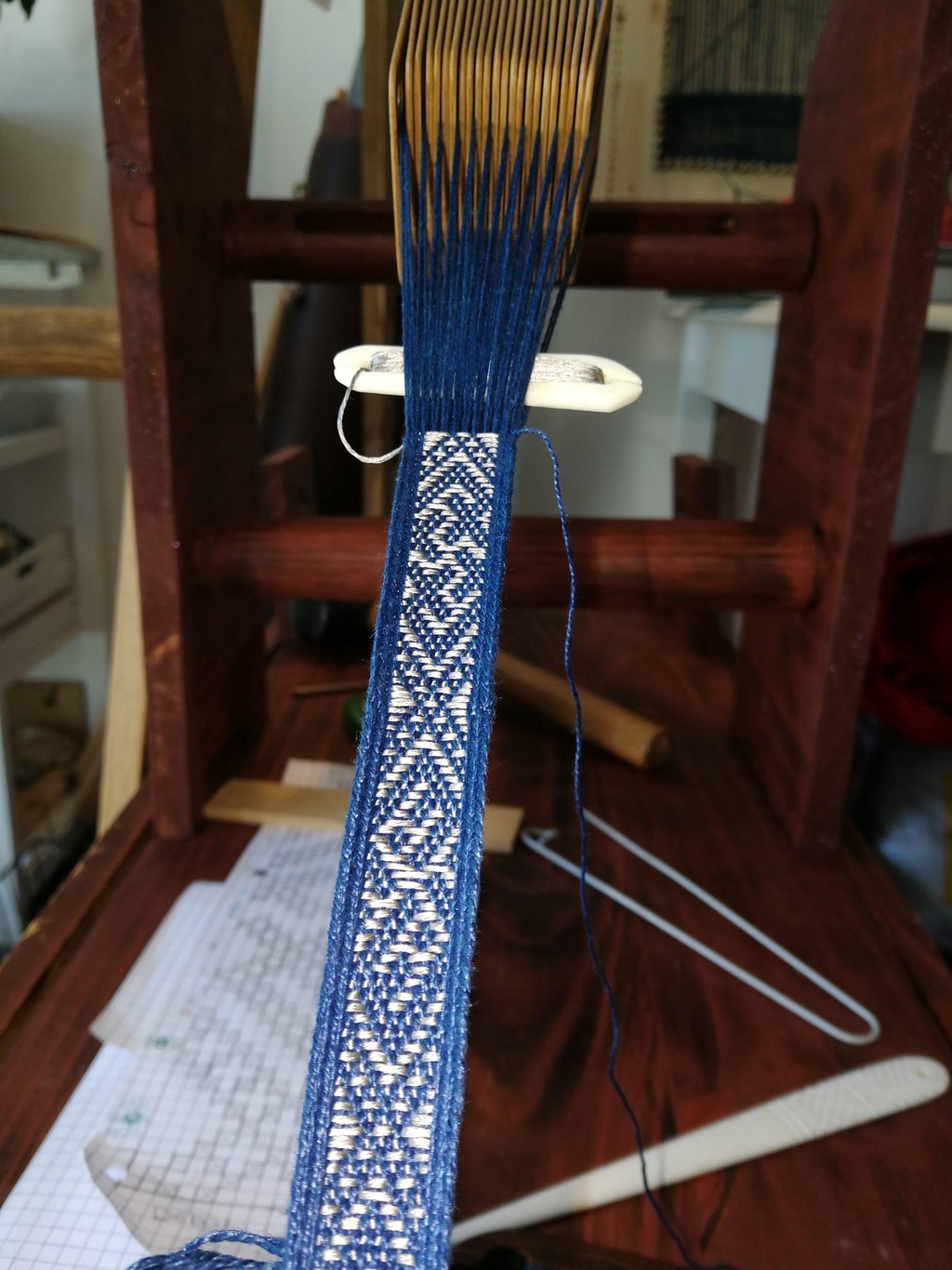 Tissage galon aux tablettes motifs Birka, teinture indigo naturel