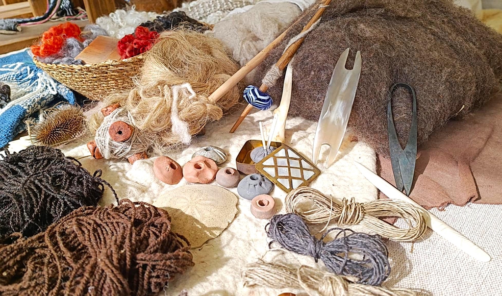 fuseau du chat moire animation culturelle celtique, viking, carolingien mérovingien costume tissage historique