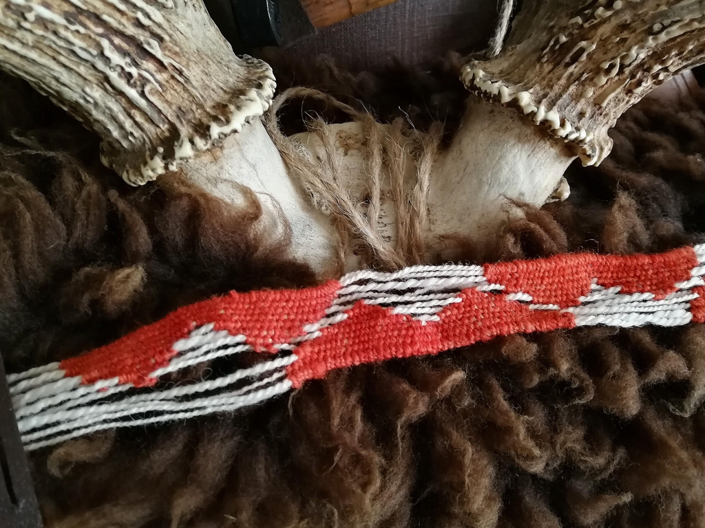 Reproduction d'un textile des fouilles de Vaernes, archéologie scandinave, viking, filé main tissé main, laine de France teinture garance
