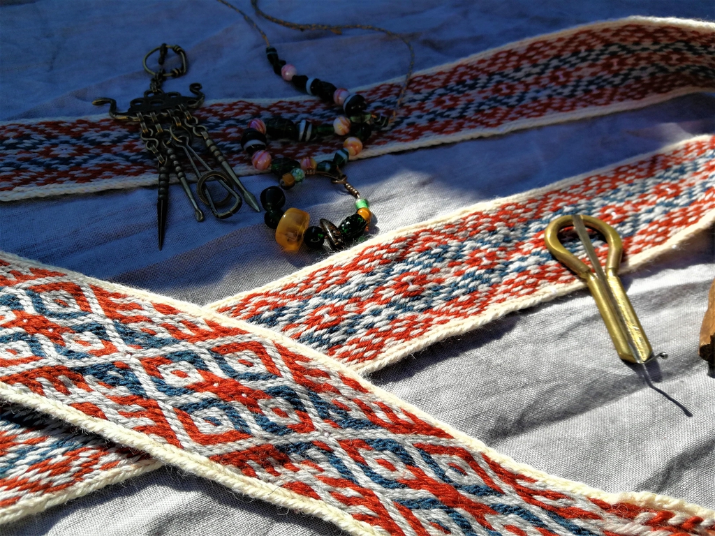 Galon historique tissé aux tablettes, cartes, plaquettes, en laine de France, teinture naturelle
