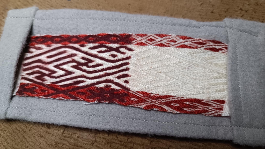 Galon tissé en soie et peinture à la laque de garance, motif des fouilles archéologiques de Douai, Musée Arkéos, Costume carolingien des Comtes de Flandres ou du Roi Lothaire