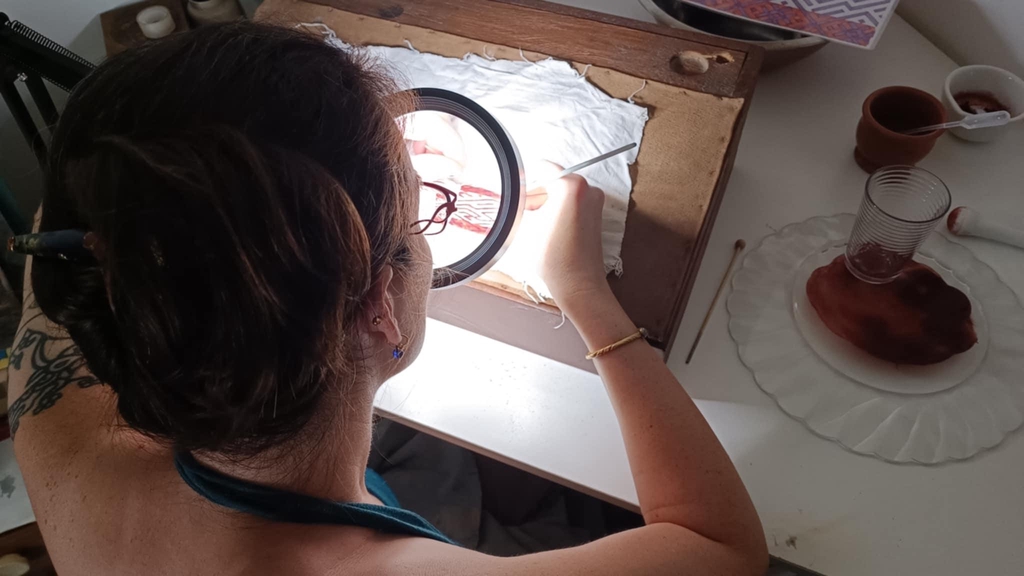 Peinture en cours de laque de garance sur tissage en soie reproduction archéologique carolingien de Douai, Musée Arkéos, Costume des Comtes de Flandres ou du Roi Lothaire