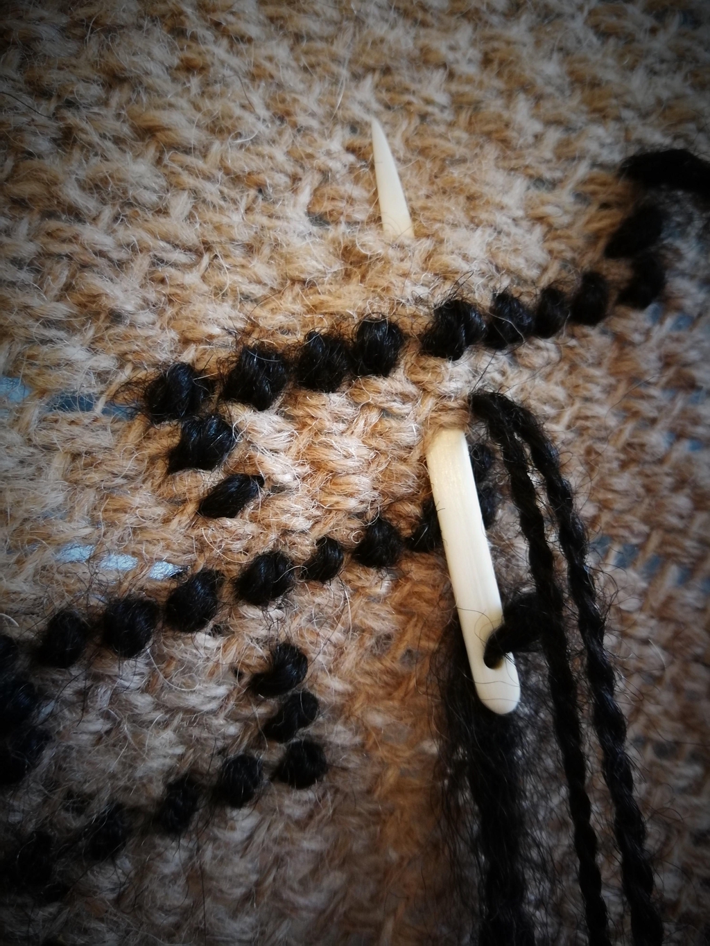 Tissu historique entrelac brodé, filé main tissé main broderie main
