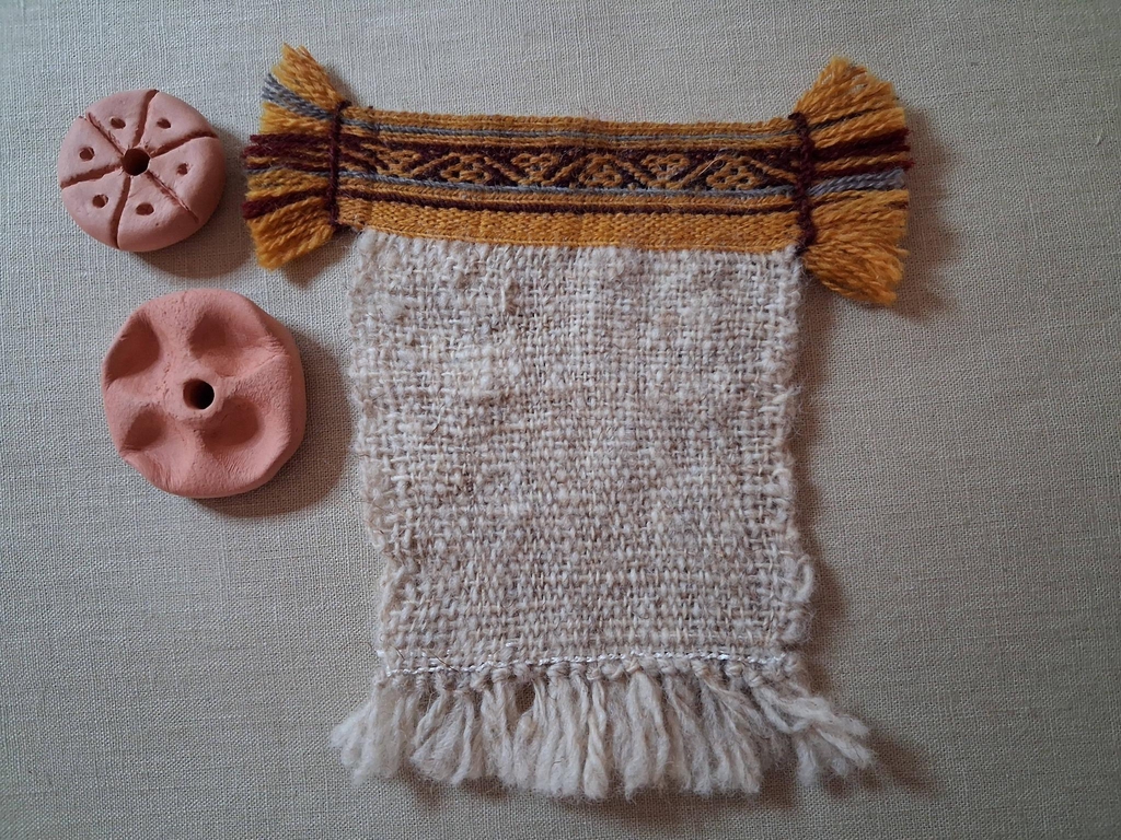 Reconstitution historique tissu galon et fusaïoles, tissu filé et tissé main, laine de France, Musée de la Princerie Verdun