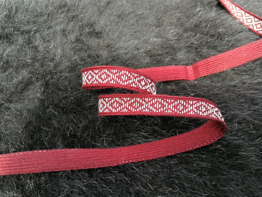 Galon tissé aux cartes, tablettes, soie teinture garance, soie argenté Fouilles archéologiques de Gonesse, Val d'Oise France