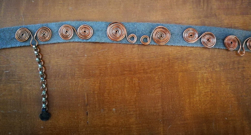 galon tissé aux cartes ou tablettes et applique en cuivre âge du bronze antiquité