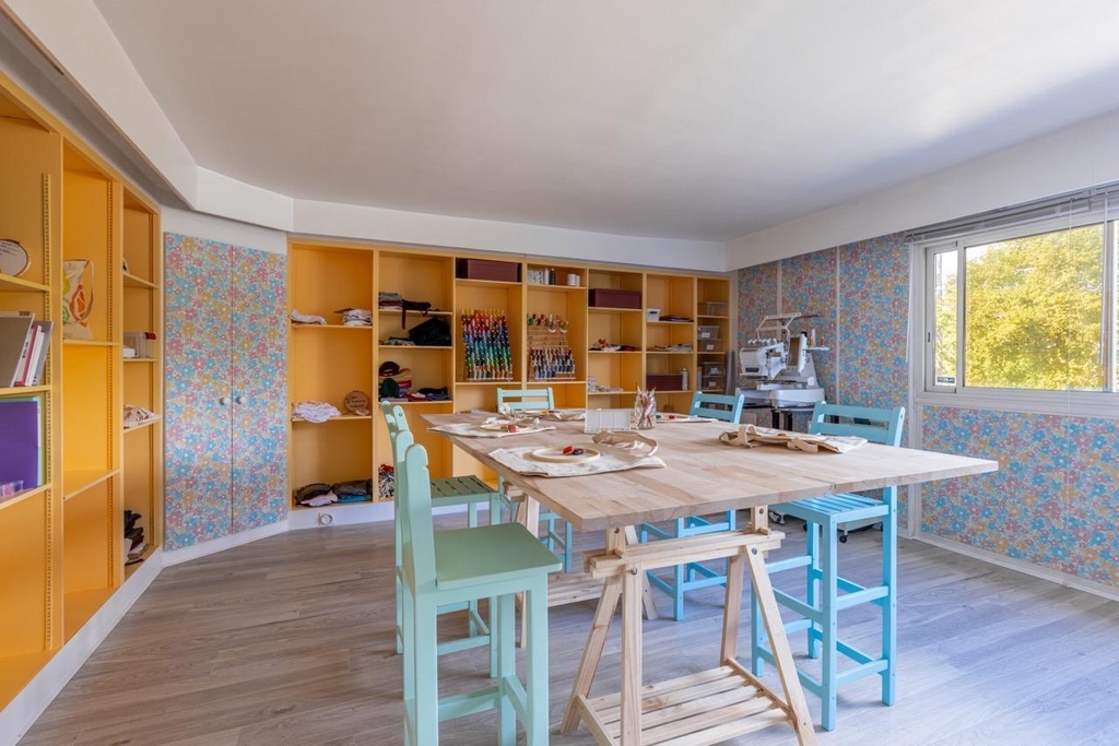 Atelier de broderie artisanal à Mérignac près de Bordeaux avec espace de création et table de travail