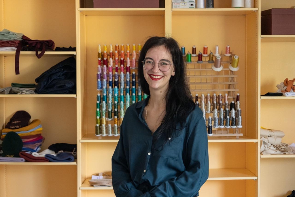 Julie, artisane de broderie à Mérignac près de Bordeaux, dans son atelier entourée de fils colorés