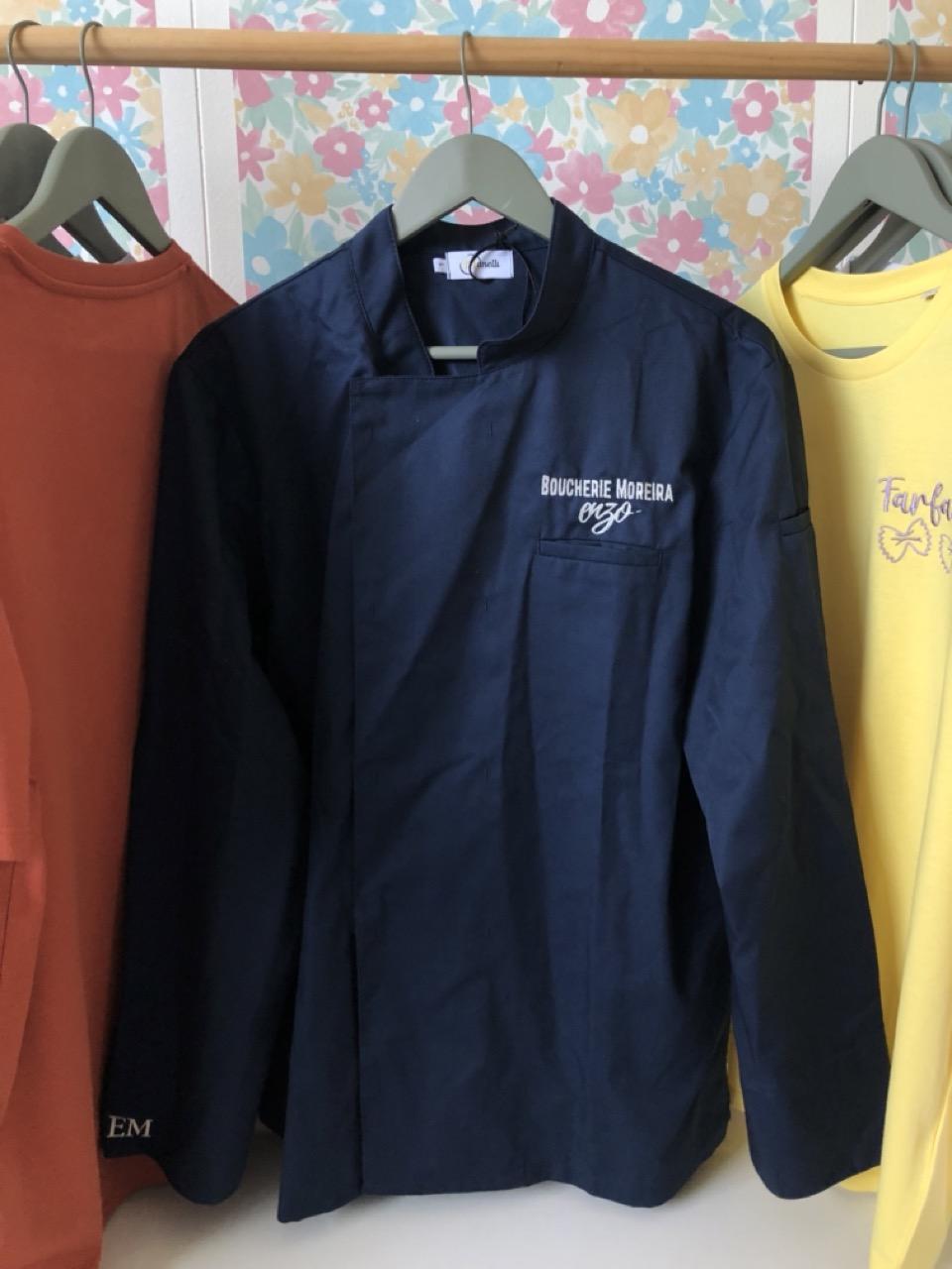 Broderie de logo professionnel sur blouse de travail pour entreprise réalisée à Mérignac près de Bordeaux