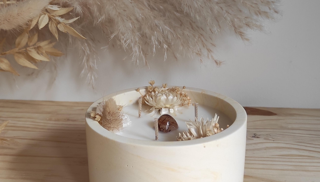 Quartz et coton. Plongez dans un univers où pierres naturelles, fleurs séchées et parfums délicats s’harmonisent pour apaiser l’esprit et sublimer votre intérieur.
Des créations artisanales pensées avec soin, à partir de matières responsables.