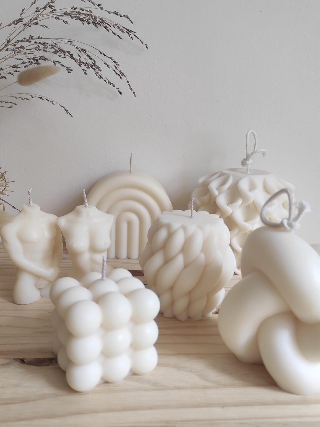 Bougies décoratives, en forme de buste féminin, d'arc-en-ciel et autres décorations.