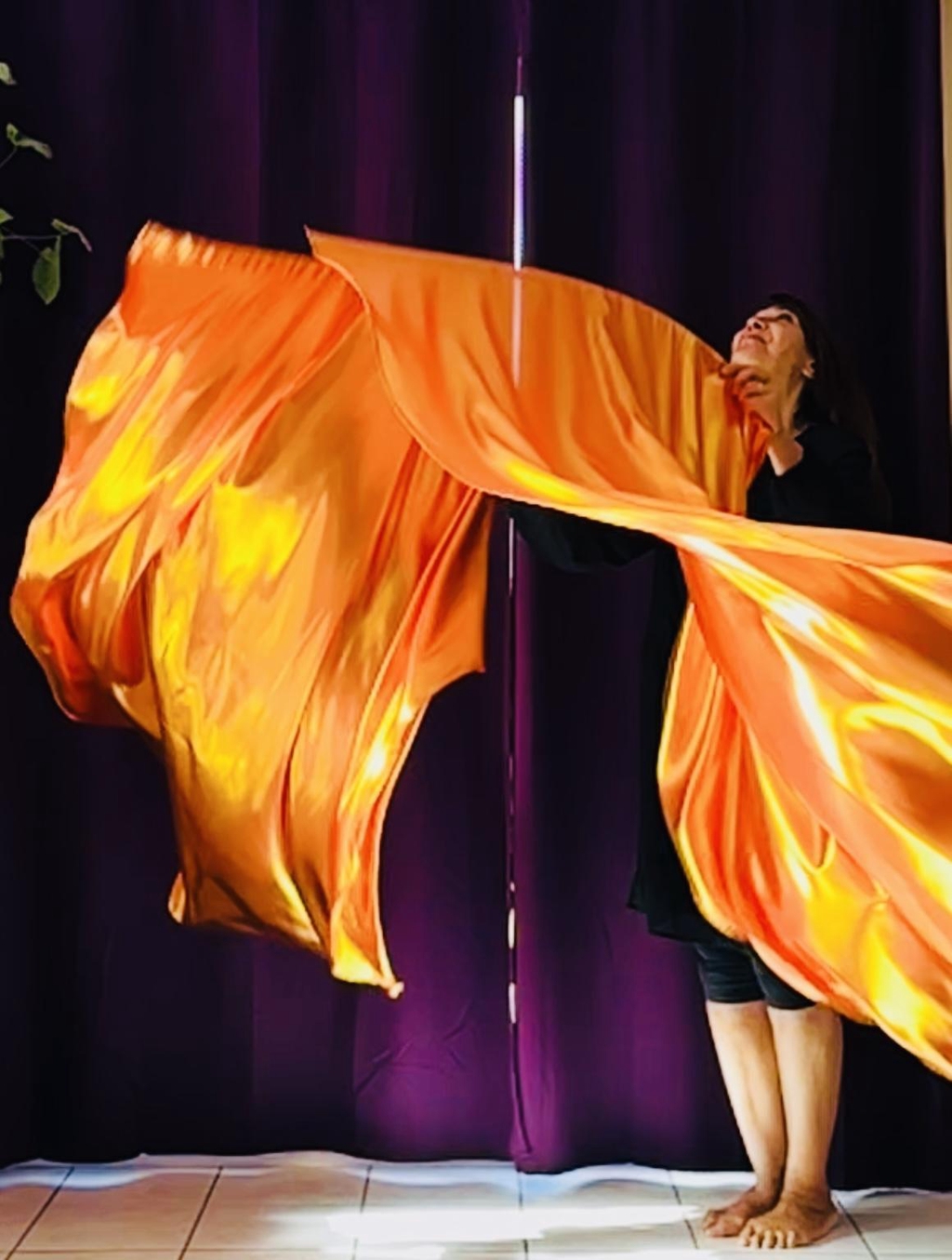 Bannières en tissu métallisé, extrêmement lumineuses et vives.