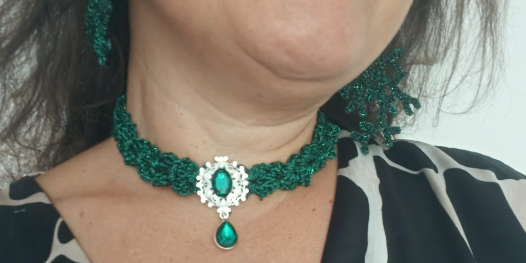 Collier ras de cou vert avec cabochon vert fait main – bijou unique en coton crocheté
