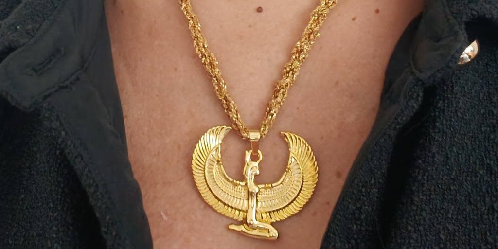 Bijou unique en coton fait main au crochet, pendentif doré inspiré de l’art égyptien