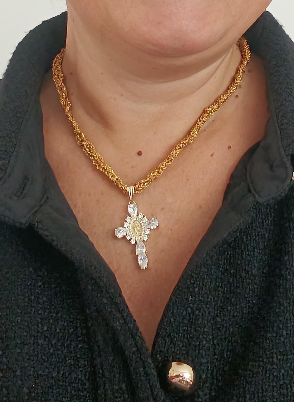 Bijoux religieux faits main au crochet en coton – créations artisanales uniques. Des pièces réalisées avec passion et amour