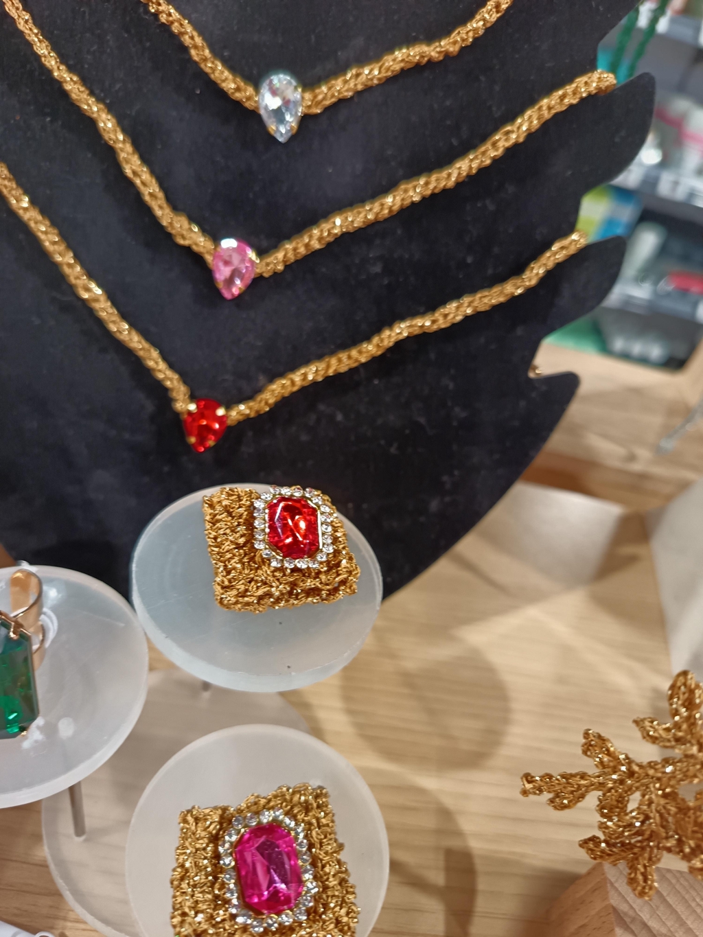 Craquez pour des bijoux uniques faits main au crochet en coton. Des pièces d'exceptions, éclatantes, originales et fabriquées avec passion.