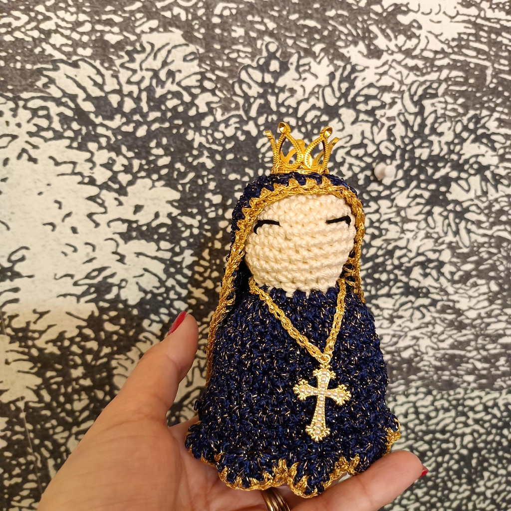 je réalise des Madones et des crèches en coton et au crochet.