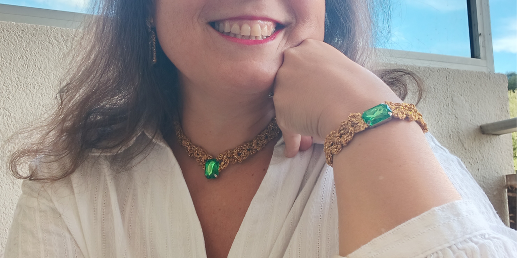 Collier doré  avec cabochon vert fait main – bijou unique en coton crocheté