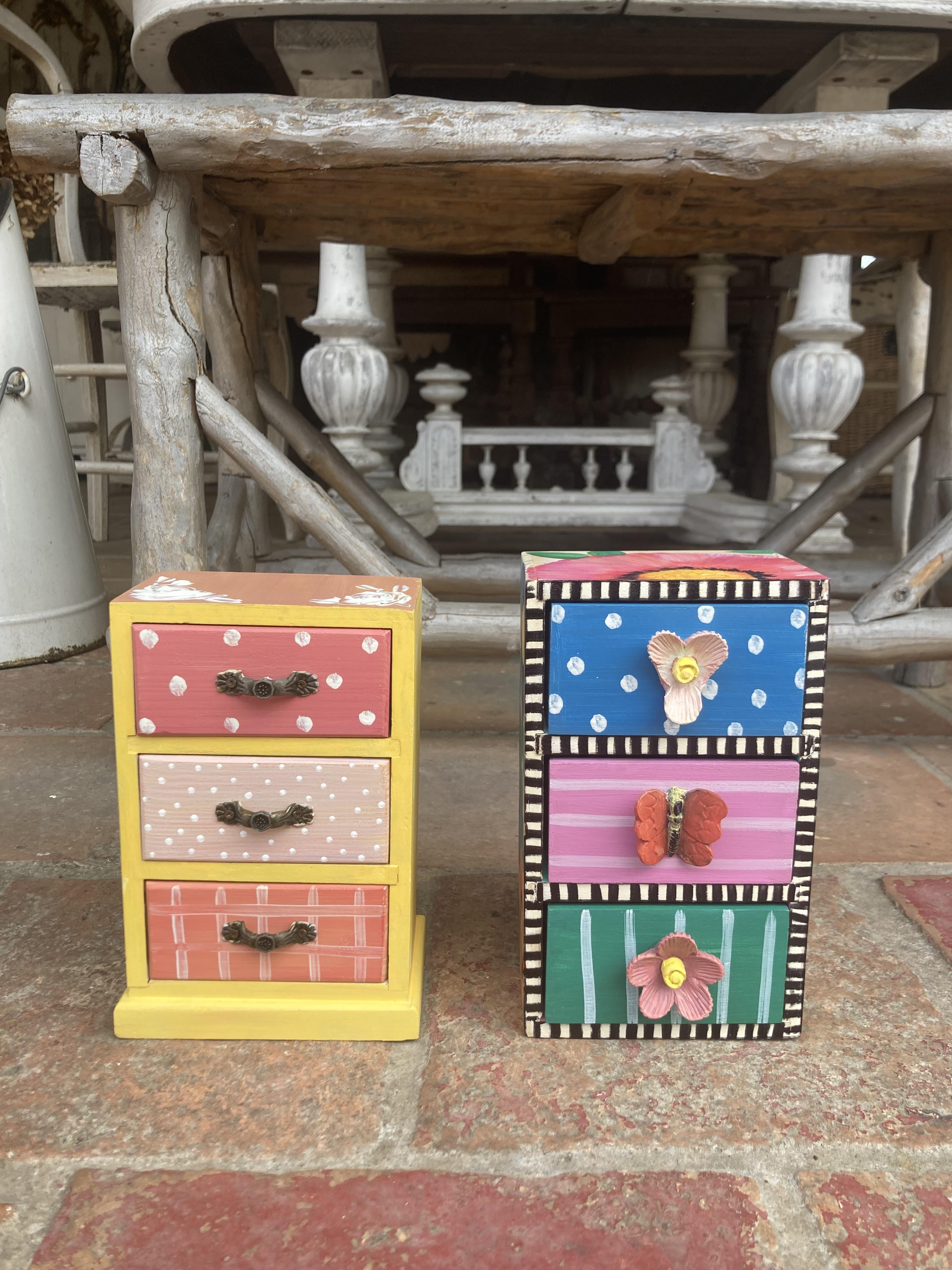 Boite pour ranger: trésors, bijoux, accessoires maquillage, couture, clés,...Boites pour toutes les pièces de la maison, pour la cuisine: boite à thé, café, gâteaux... en bois, en métal, en carton... Le cadeaux idéal à offrir.