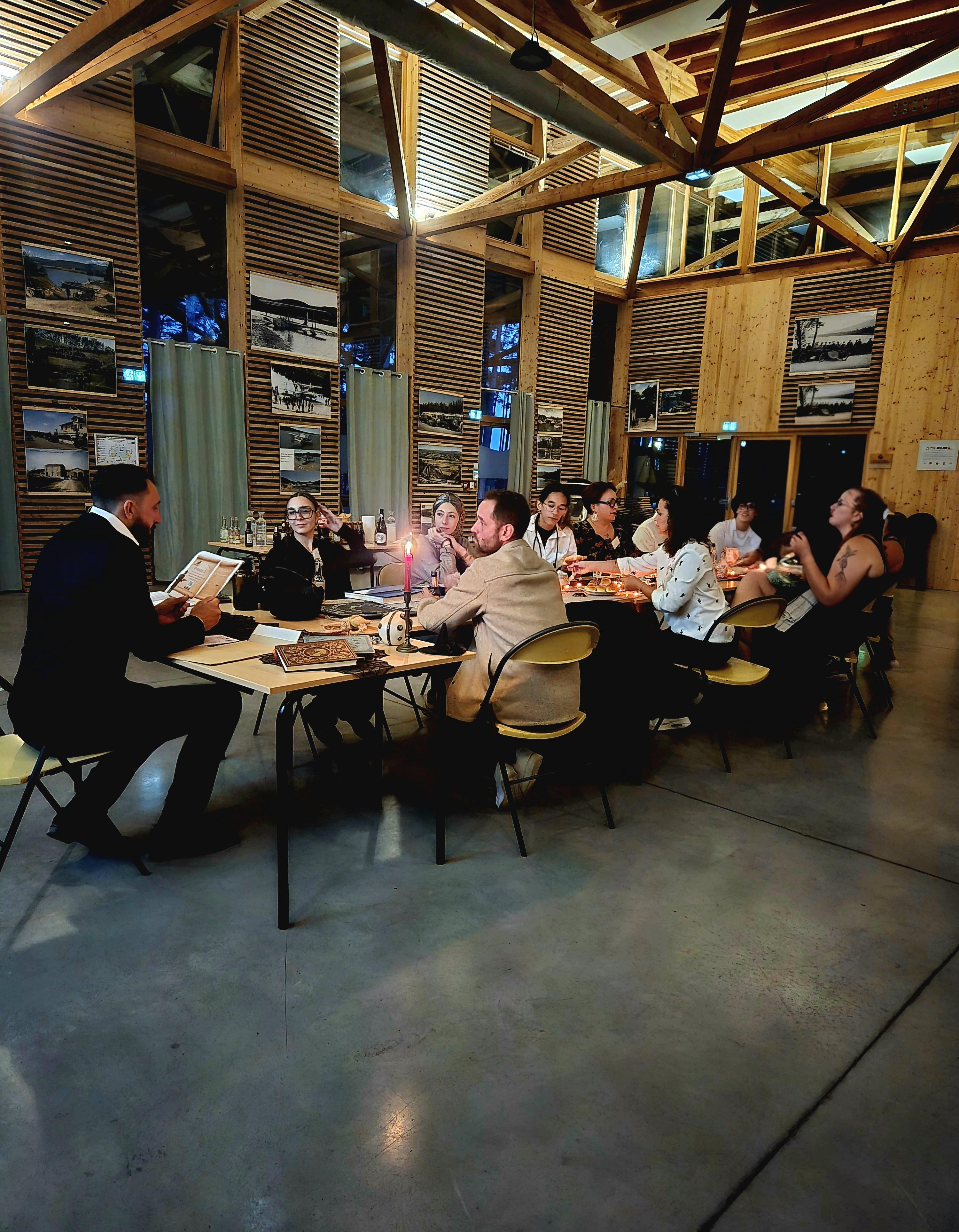 Animation Murder Party organisée par LudExpert en Haute-Garonne, avec des participants réunis autour de tables pour une soirée d'enquête immersive.