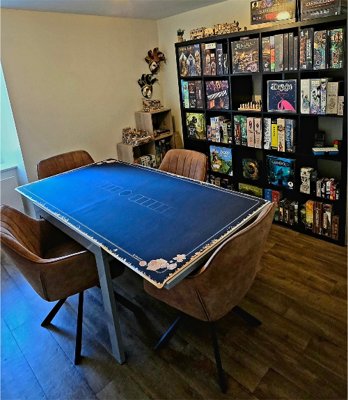 Salle de jeux de société privatisable LudExpert à Saint-Félix-Lauragais, près de Revel, avec table de jeu, fauteuils et ludothèque.