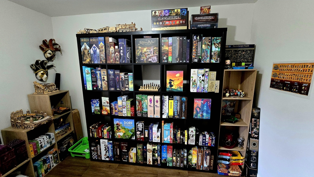 Bibliothèque de jeux de société dans la salle de jeux privatisable LudExpert, près de Revel en Haute-Garonne.