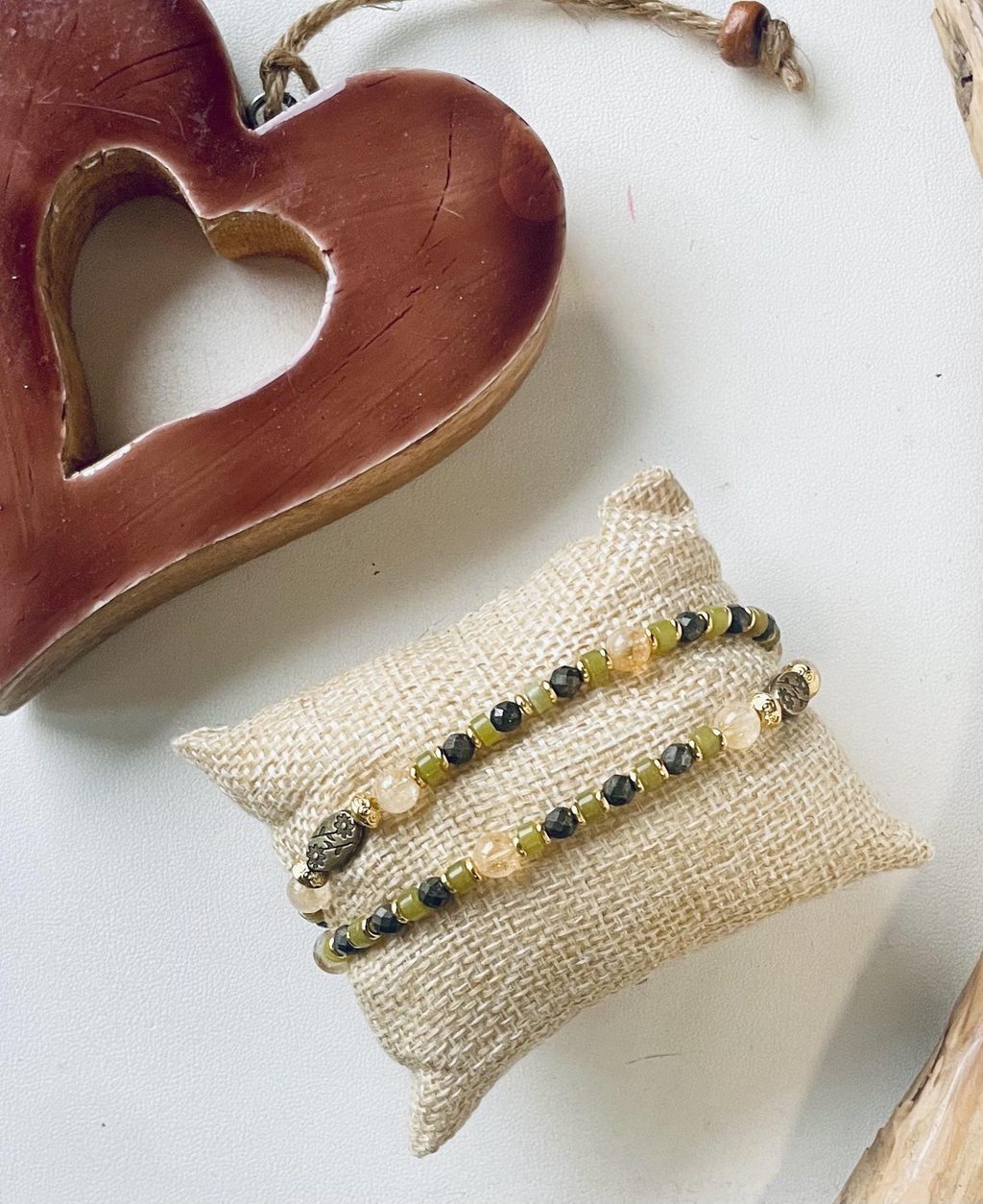 Bracelets de pierres naturelles montés à la mains, bijoux énergétiques.
Bracelets acryliques montés à la mains, bijoux fantaisies