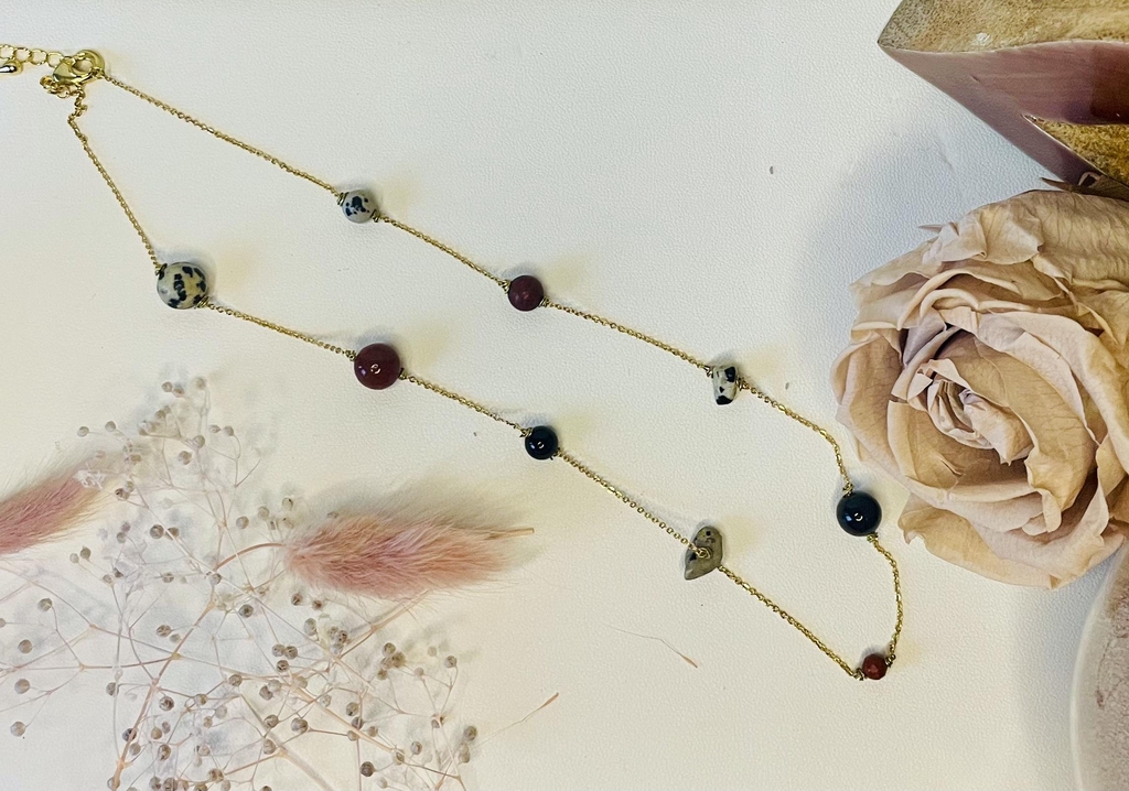 Collier de pierres naturelles fait mains avec des perles de qualité pour diffuser des énergies positives.Bijoux énergétiques.