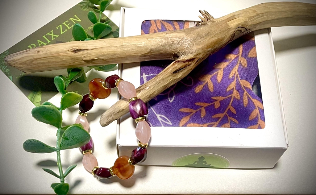 Les PETITS PLAISIRS sont des coffrets cadeaux prêt à offrir et à petits prix.
Des coffrets remplis de douceur, de couleurs et d’attention pour toucher les cœurs 💕 
Foulard polyester et bracelet acrylique coordonnés.