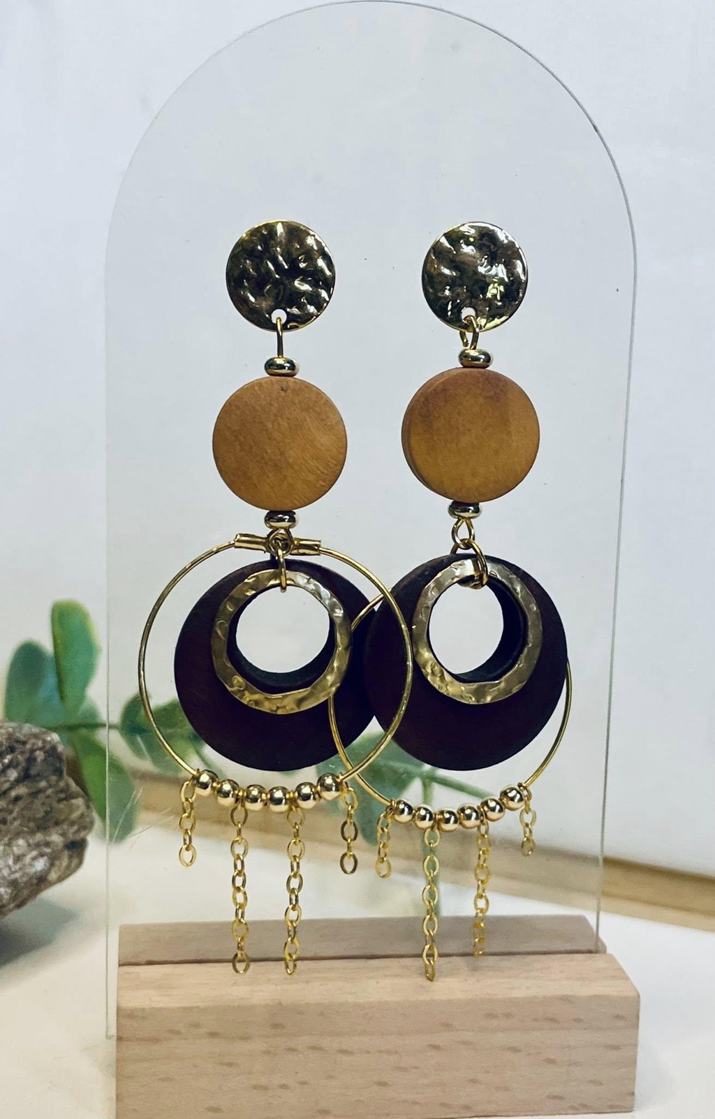 Mélange des matières pour les boucles Amêa: le bois pour l'ancrage, le métal pour la puissance, les pierres pour l'énergie, les émotions.Des bijoux qui ne décorent pas , des bioux qui réveillent.