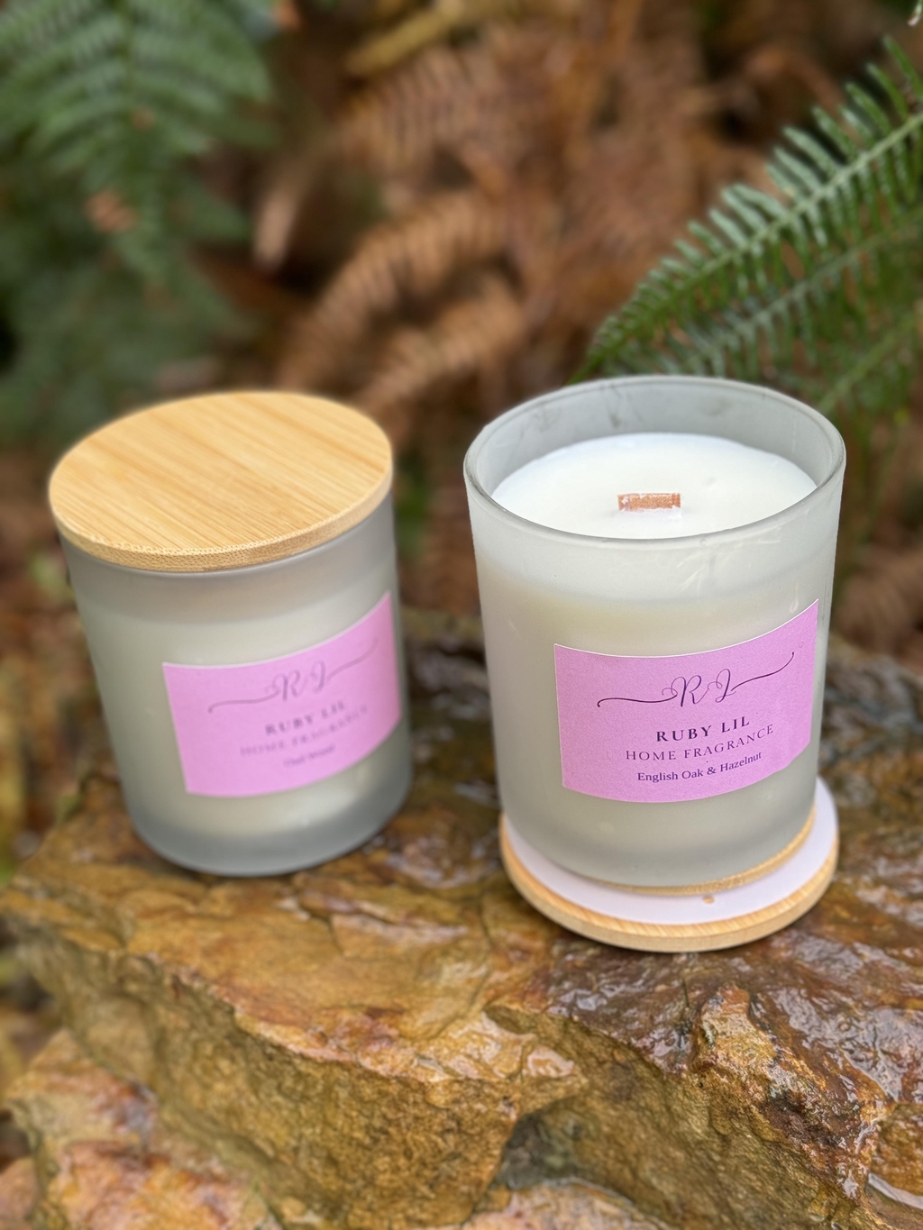 Frosted jars with bamboo lids, all filled with 220g fragrances soy wax. 
All candle have a wood wick and an average burn time of 30 hours. 