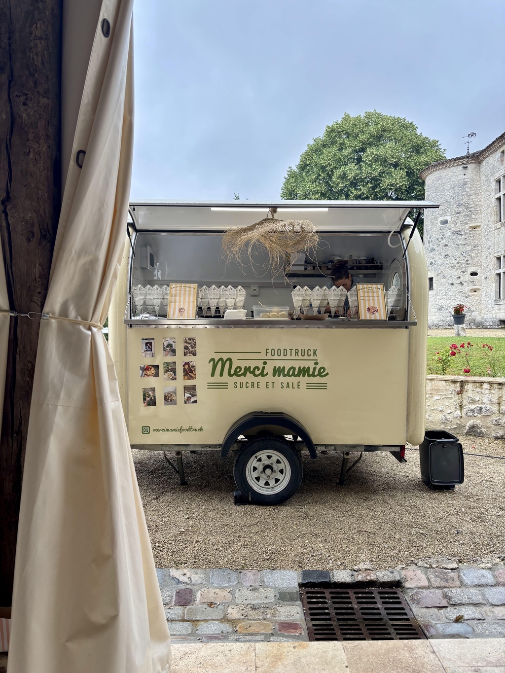 
Deux expériences. Une même signature : le beau, le bon, l’émotion.

Mon foodtruck, ce n’est pas juste manger.
C’est créer un moment, une ambiance, un souvenir.

Moi c’est Julia.
Créative, gourmande, sensible au détail.
Et aujourd’hui, je propose deux formats d’événements clairs, selon ce que tu veux faire vivre à tes invités.