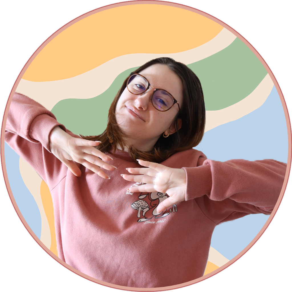 Chloé, créatrice de My Candle House : une femme active qui simplifie votre quotidien avec de la papeterie papier et des bougies artisanales.