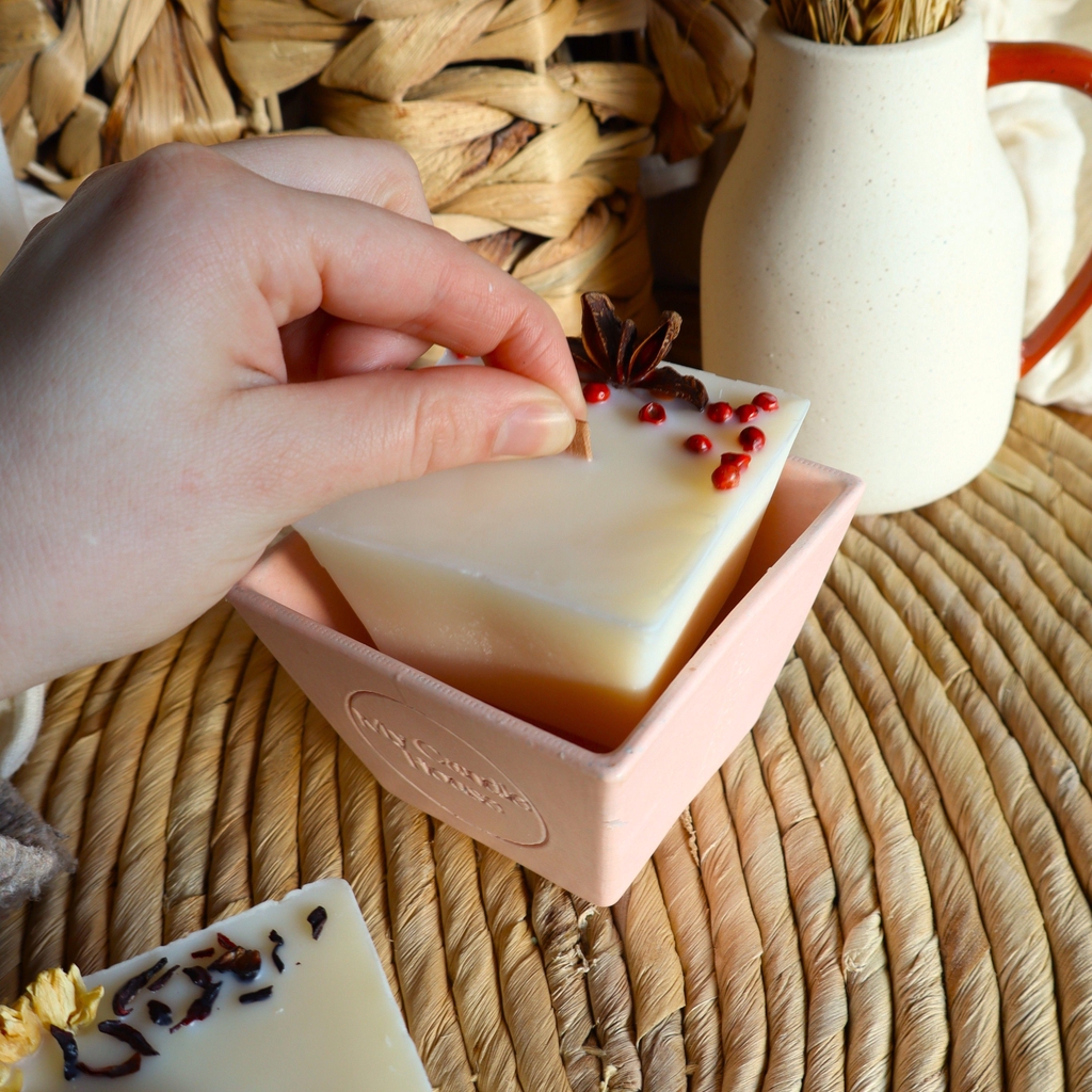 retirer l'ancienne recharge et remettre une nouvelle bougie artisanale à l'intérieur