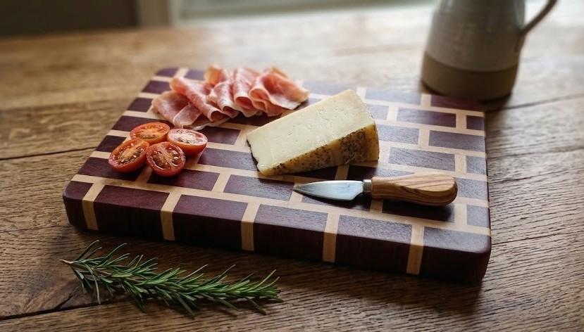 planche artisanale à découper ou de présentation en bois de bout  sapelli et hêtre