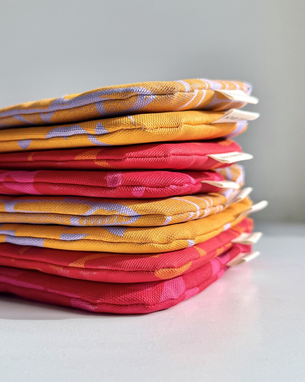 Pochettes colorées en tissu imprimé à la main – Summer Collection NTHB Studio.