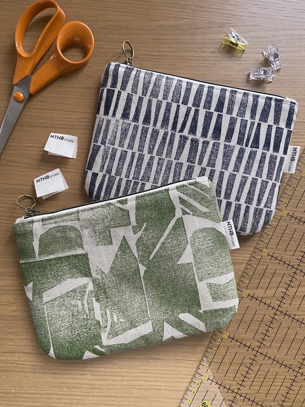 Pochette zippée aux motifs géométriques imprimés à la main grace à la technique du blockprint. 