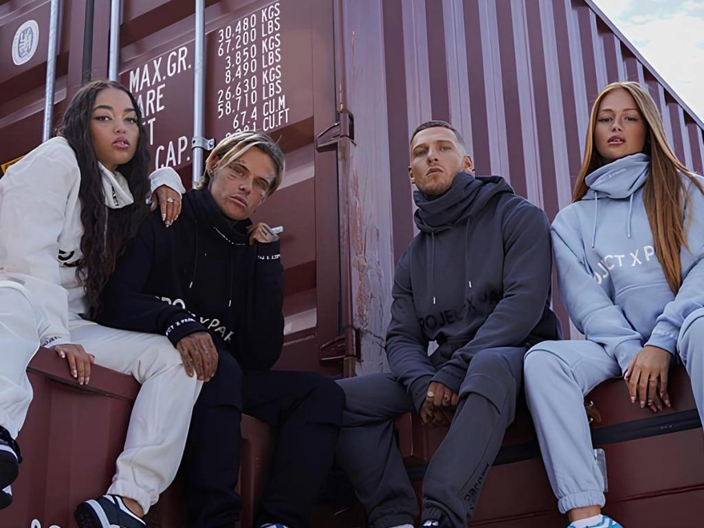 Old New Wear (ONWEAR.FR) – Streetwear contemporain et authentique

Old New Wear (ONWEAR.FR) s’impose comme une marque moderne, urbaine et authentique, dédiée aux passionnés de streetwear et mode casual. Chaque collection allie style, confort et qualité, pour créer un look unique, tendance et accessible à tous.

Sur notre boutique, découvrez des vêtements et accessoires ONWEAR.FR soigneusement sélectionnés, adaptés au quotidien et à toutes les occasions. Des sweats, pulls, t-shirts et accessoires : chaque pièce est pensée pour affirmer votre style et suivre les tendances actuelles du streetwear.

Adoptez ONWEAR.FR et donnez du caractère à votre garde-robe streetwear !