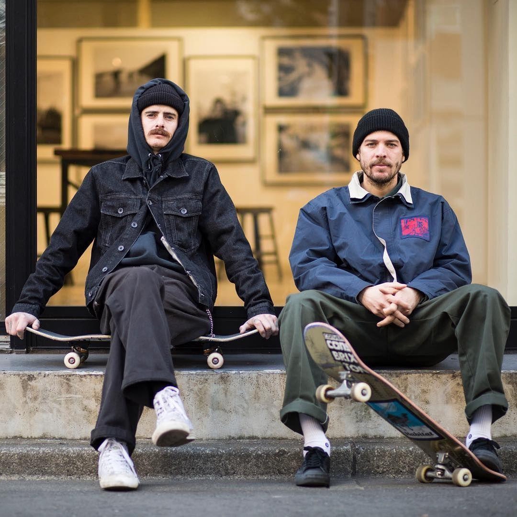 Lot Homme – Streetwear tendance et complet

Découvrez notre lot homme ONWEAR.FR, composé de vêtements streetwear neufs et authentiques, parfaits pour un look urbain et confortable. Ce lot comprend pulls, blousons, t-shirts, shorts et accessoires, sélectionnés pour leur style moderne et polyvalent.

Idéal pour les passionnés de streetwear, ce lot permet de composer facilement des tenues complètes tout en profitant de prix attractifs et d’une qualité garantie. Chaque pièce est prête à porter et reflète l’esprit authentique et tendance de ONWEAR.FR.

Commandez dès maintenant et complétez votre garde-robe streetwear homme avec ce lot incontournable !