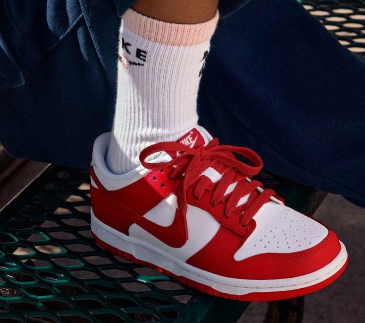 Nike – Performance et style urbain

Nike est synonyme de performance, innovation et style streetwear. Des sneakers iconiques aux vêtements techniques et casual, Nike allie design, confort et durabilité pour tous les profils : sportifs ou passionnés de mode urbaine.

Notre sélection comprend les modèles les plus recherchés, des classiques Air Max et Dunk aux dernières collections tendances. Chaque produit est authentique et neuf, pour garantir une expérience d’achat en ligne optimale.

Choisissez Nike et associez style et performance au quotidien !